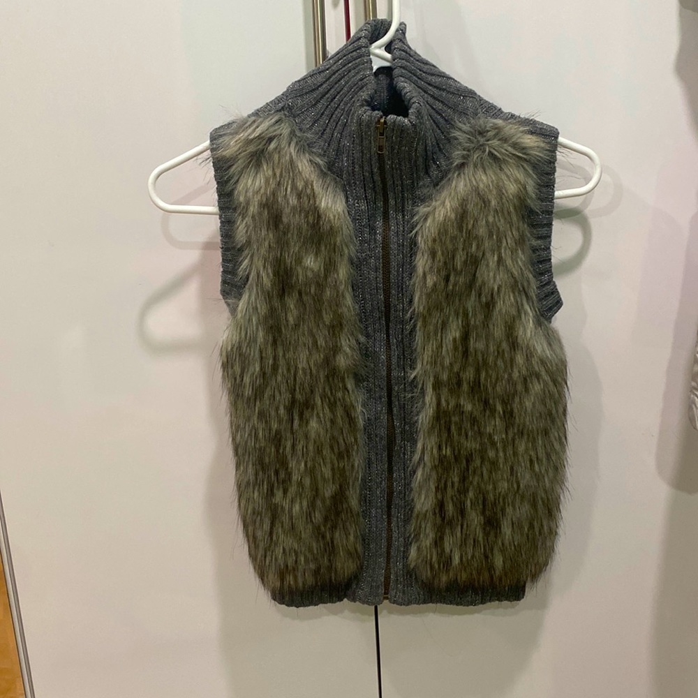 Grey polyester vest with faux fur